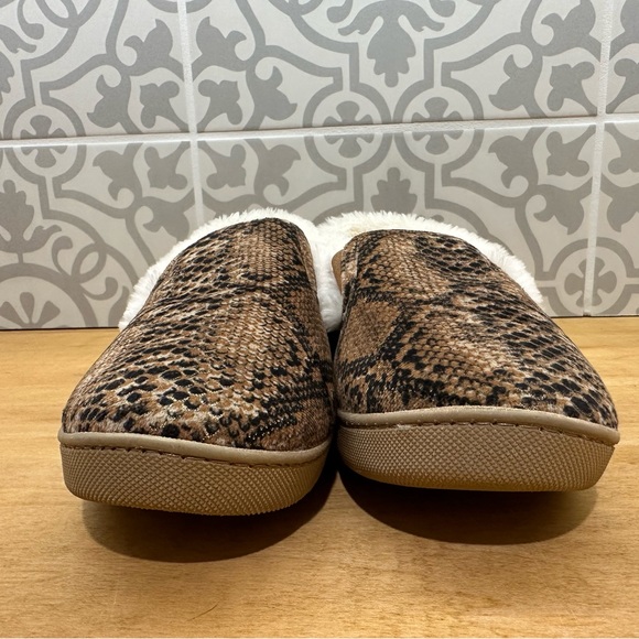 NWOT Steve Maddens Slippers size 9 - Picture 4 of 6